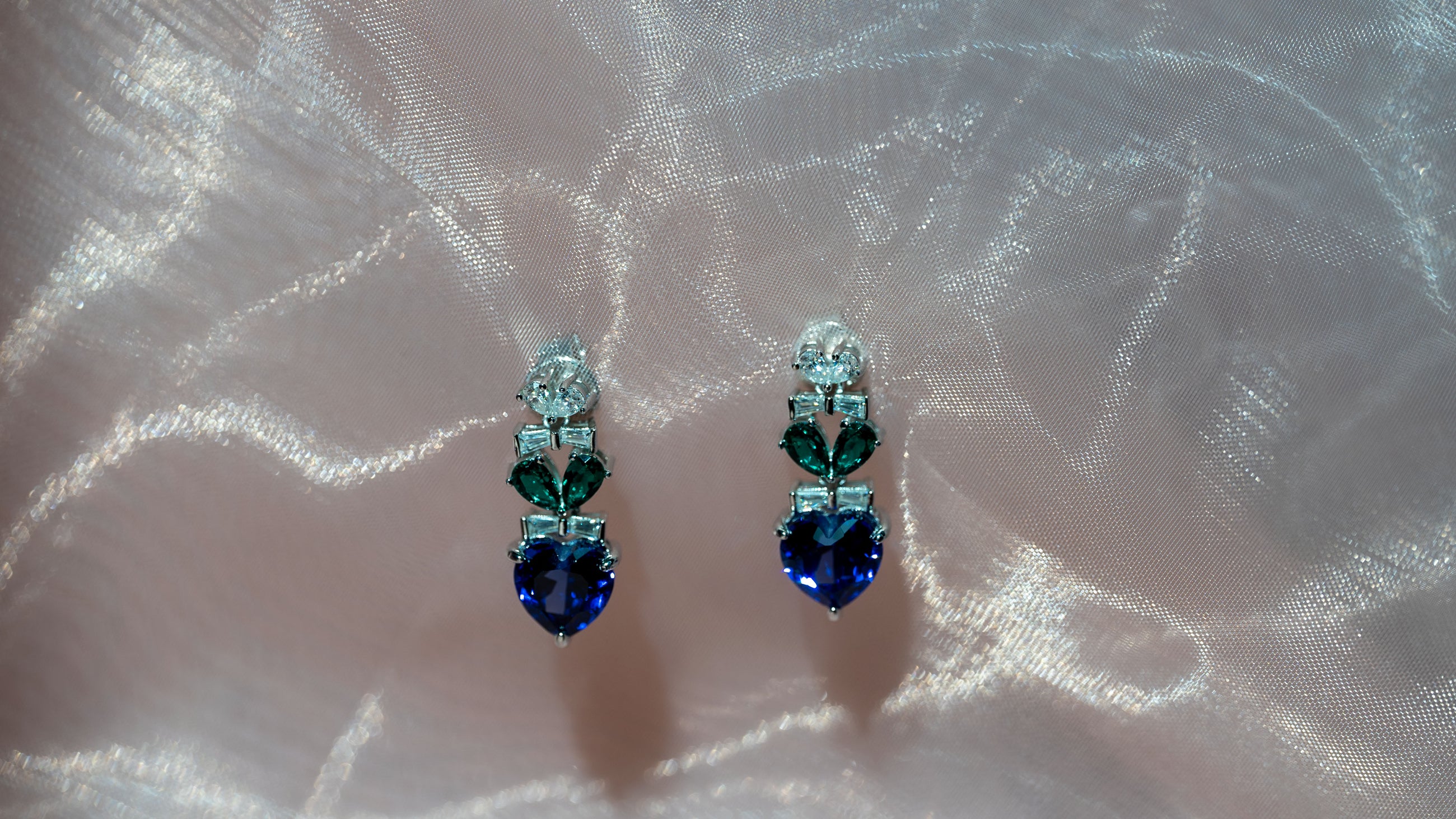 أقراط على شكل قلب أزرق