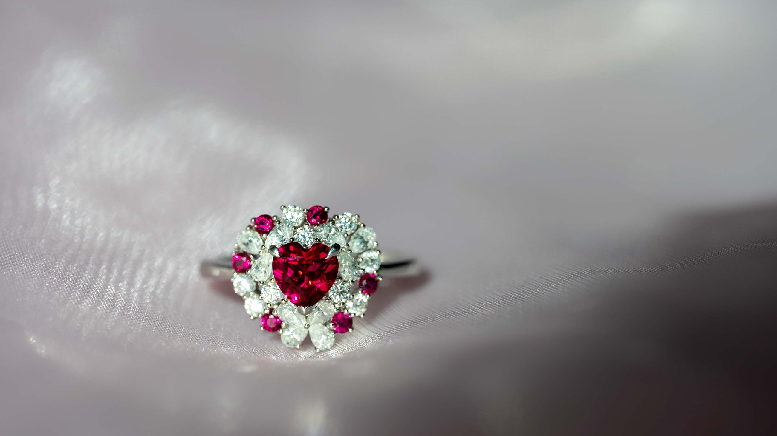 خاتم أنت شكل قلبي