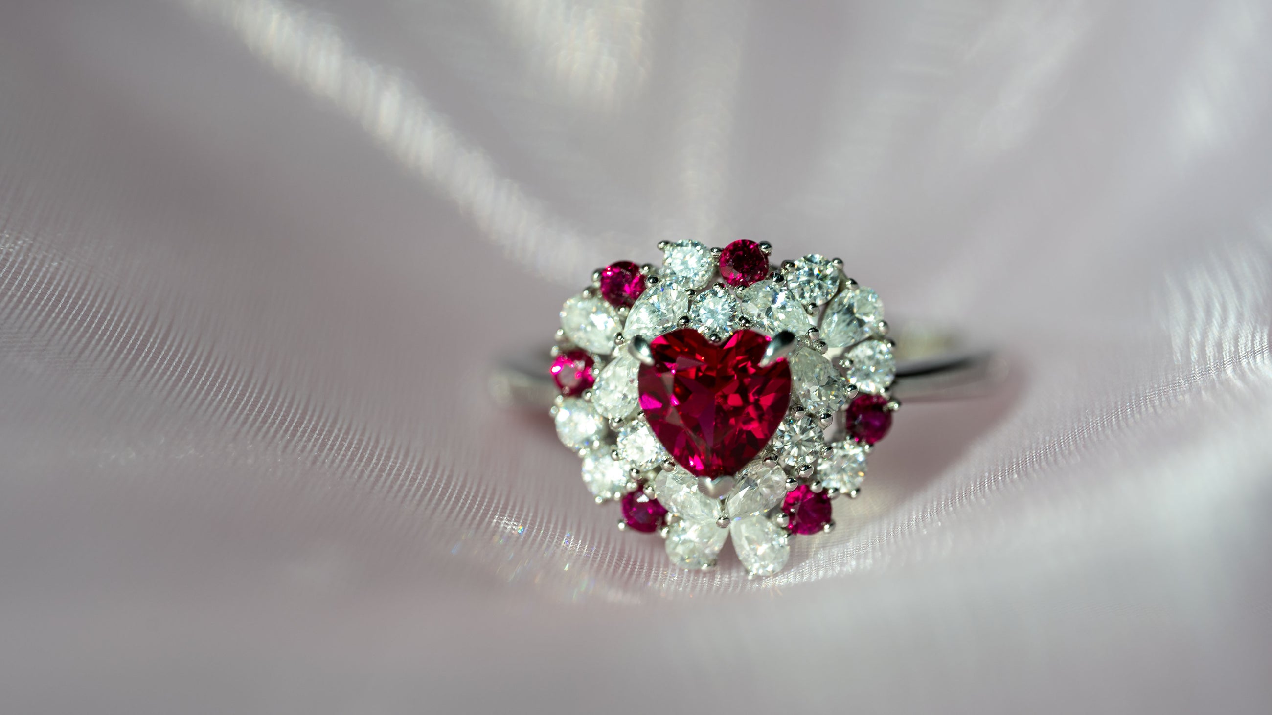 خاتم أنت شكل قلبي