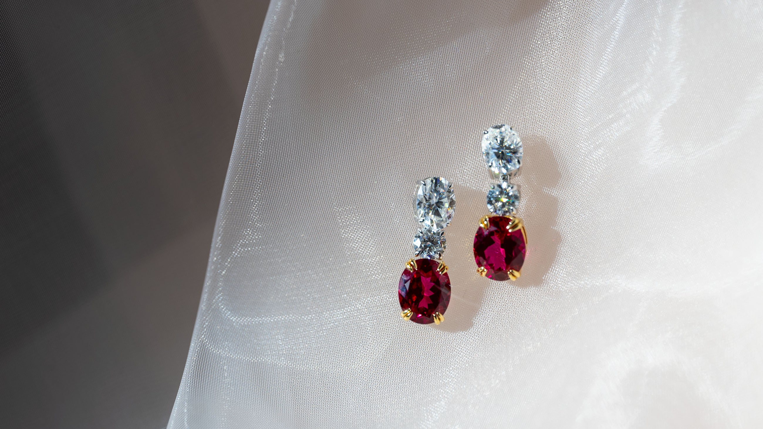 أقراط من الياقوت