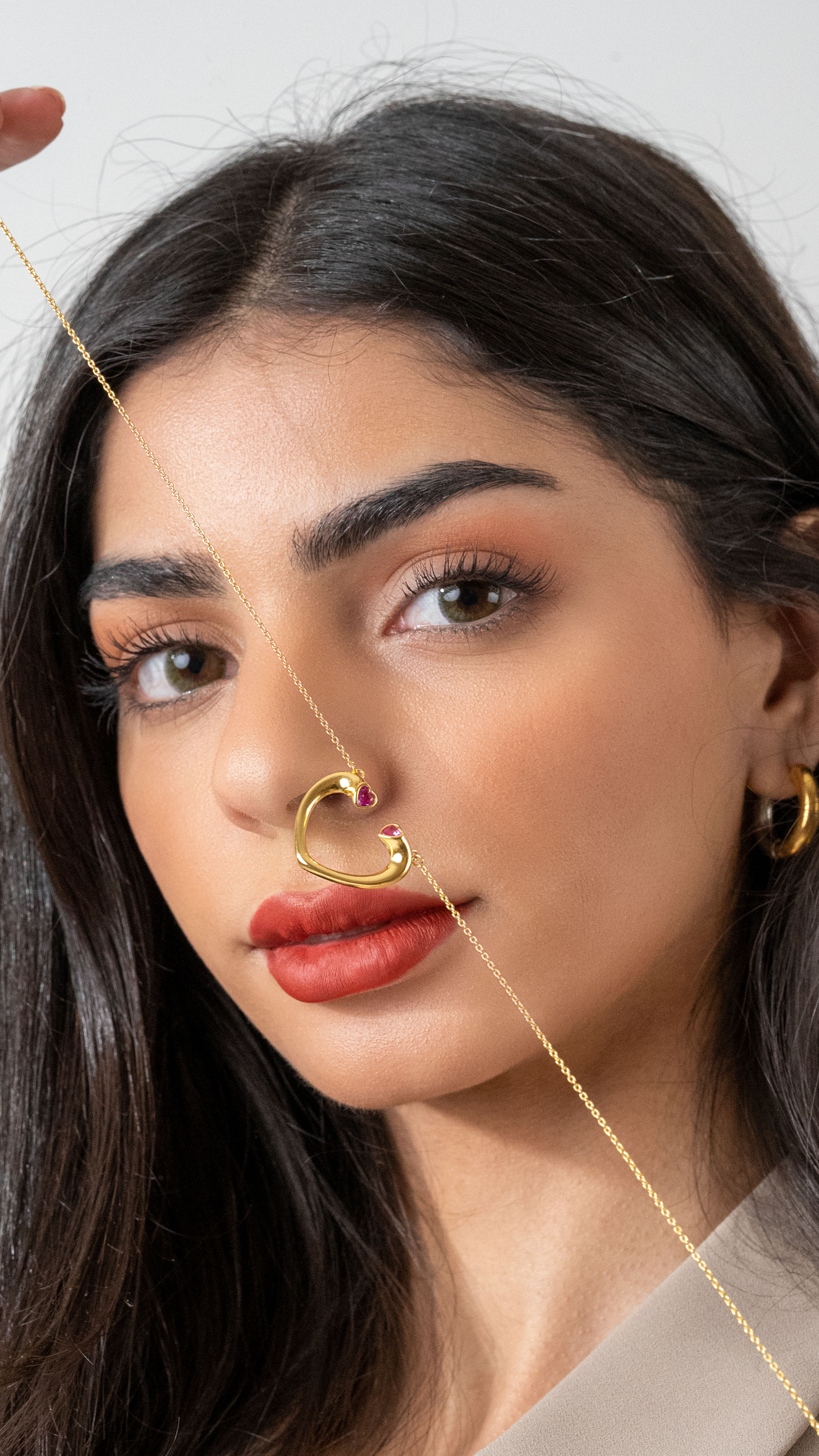 قلبان يحملان قلادة سرية