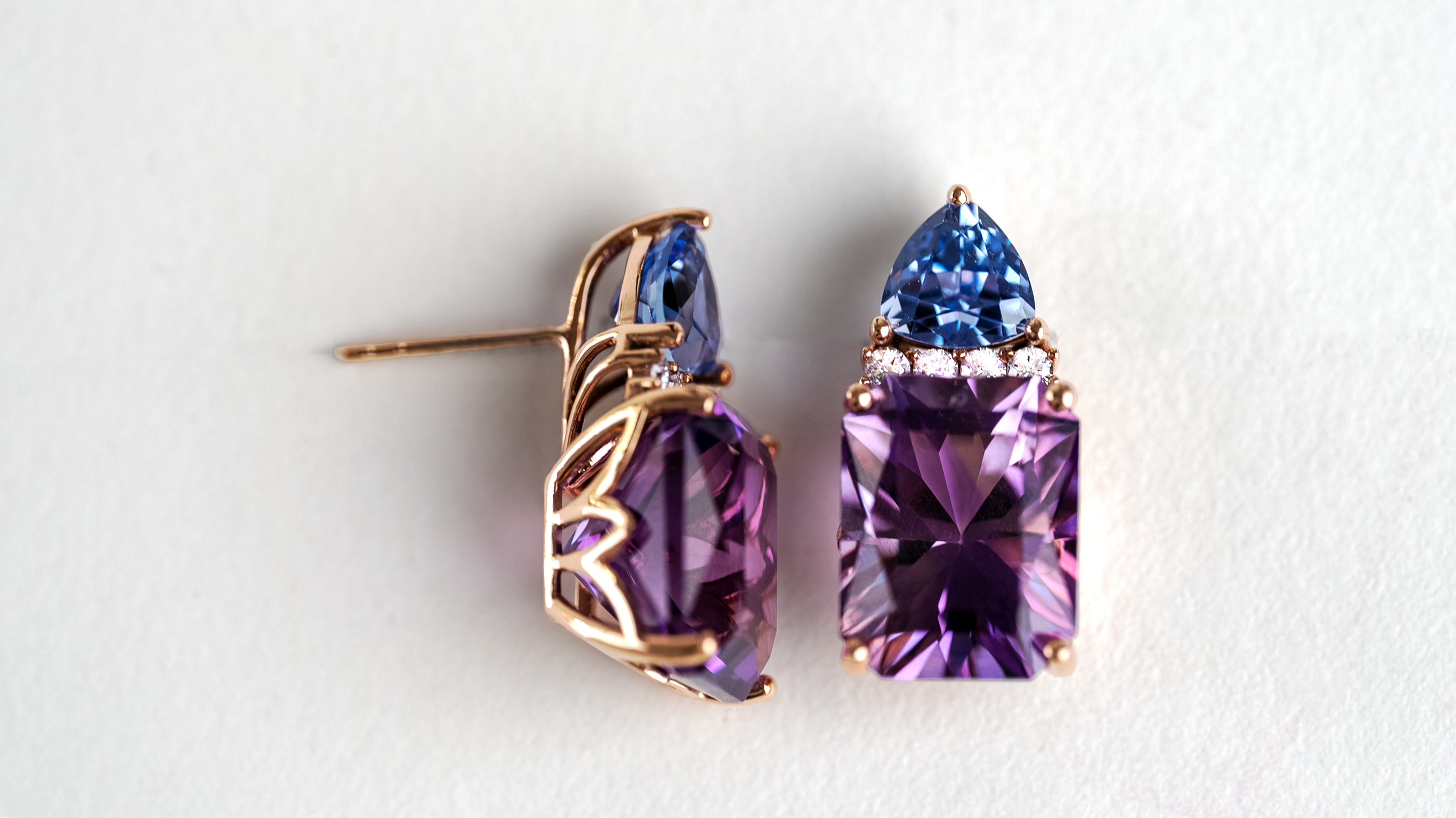 أقراط من الذهب مرصعة بالأميثيست والياقوت والماس