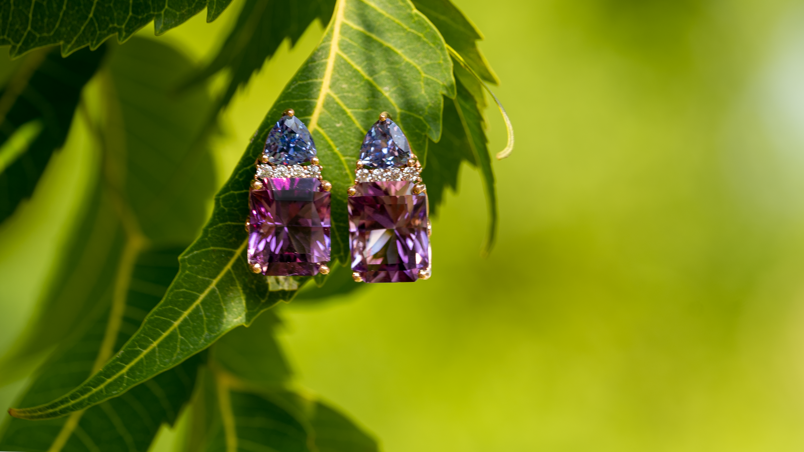 أقراط من الذهب مرصعة بالأميثيست والياقوت والماس