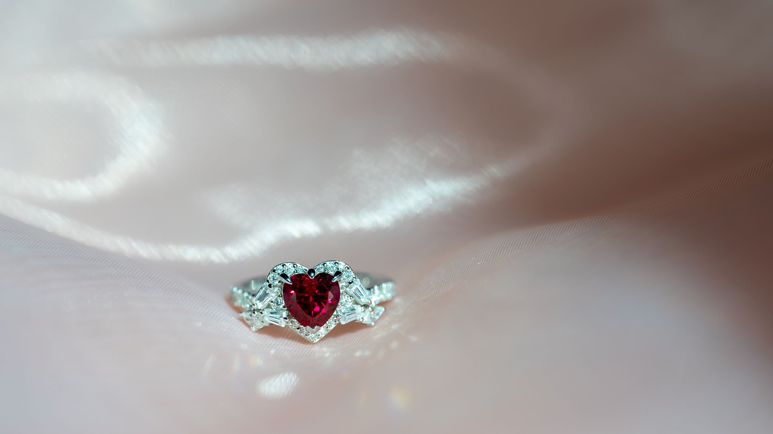 خاتم القلب الأحمر