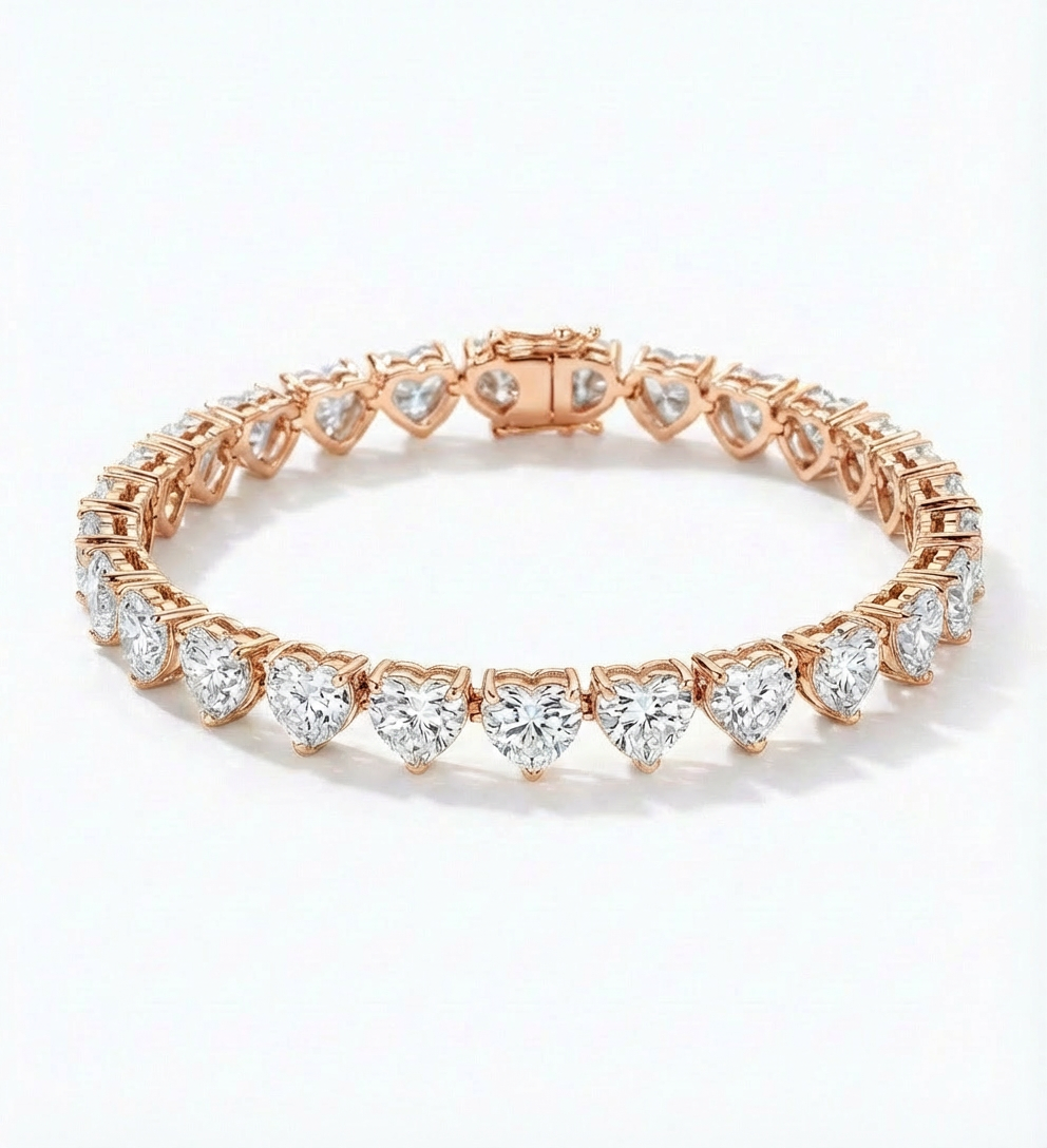 سوار مرصع بألماس على شكل قلب