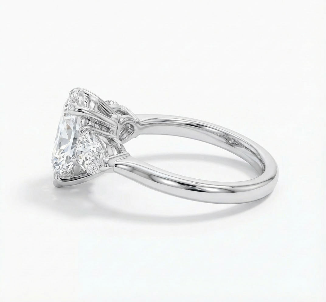 خاتم أمل مرصع بألماس مقطوع على شكل كمثرى