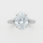 خاتم ألماس بيضاوي الشكل ذو ساق على شكل حرف V